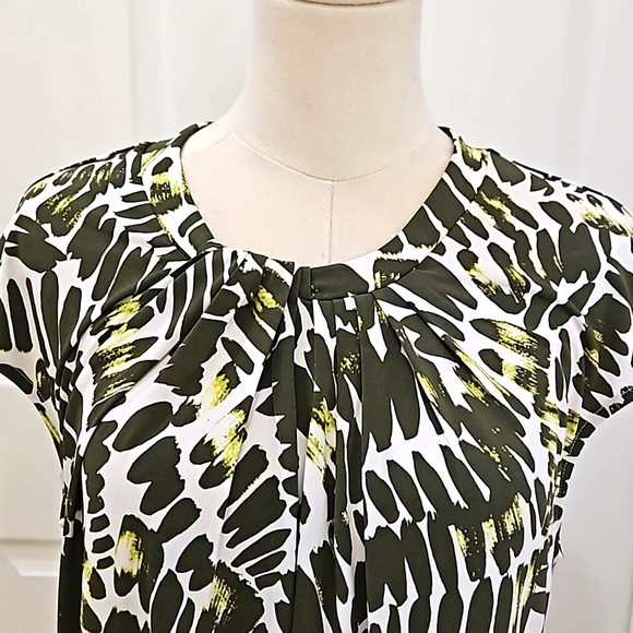 Liz Claiborne Palm Printed Blouse Green and White with pleated neckline Size MT - Picture 4 of 9